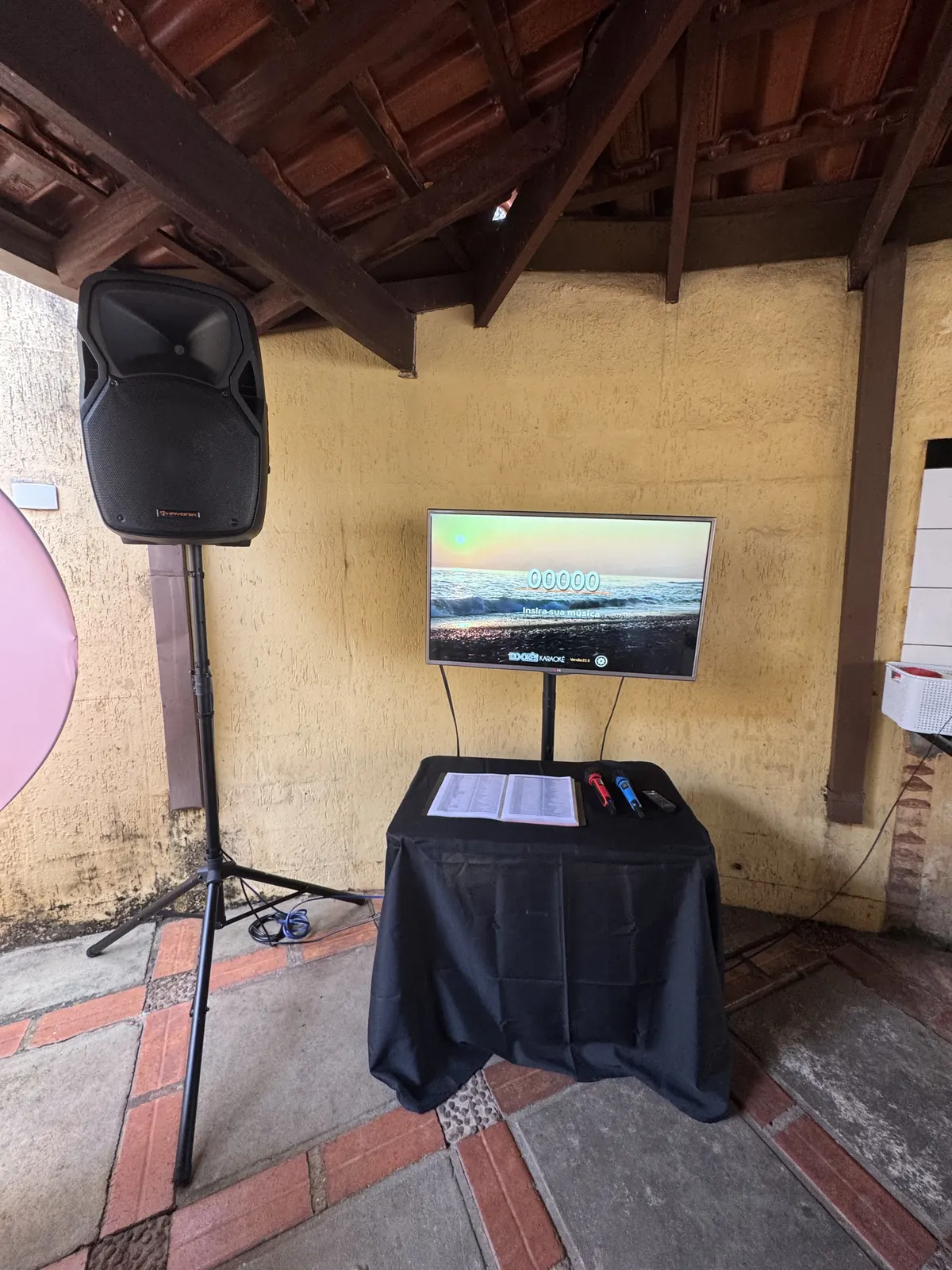 Setup de karaokê completo com som e TV - Porkê Karaokê
